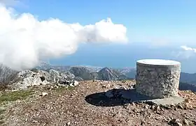La table d'orientation de la cime de Baudon, en second plan le col de Bausson, en troisième plan la commune de Menton sur le littoral.