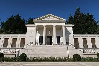 Chapelle avec l'inscription du fronton : « Peaceful in their sleep in glory » (traduction : « Paisibles dans leur sommeil de gloire »).