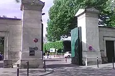 No&nbsp;3 : entrée principale du cimetière du Montparnasse.