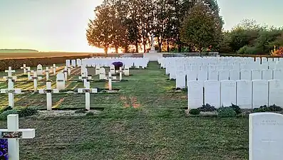 A gauche, tombes de soldats français.
