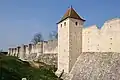 Les remparts, vus de la porte Saint-Jean vers la Tour aux Engins.