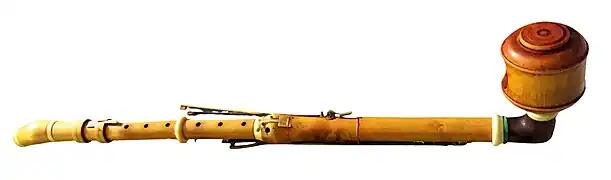 Clarinette d'amour ancienne avec pavillon en forme de boîte cylindrique.