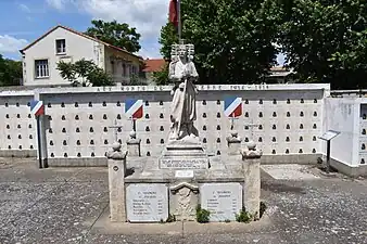 Statue d'un zouave, Arles, Cimetière central d’Arles ville.