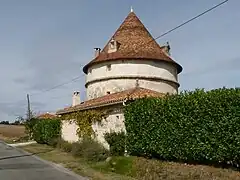 Le pigeonnier, séparé, au nord-ouest.