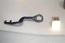 Photographie en couleurs d'une tige de métal ouvragée.