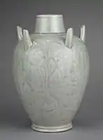 Céramique Yue vase avec décoration incisée, vers 900, "grès porcelaineux à glaçure verte"