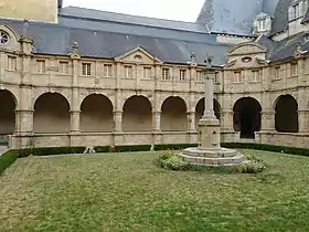La « croix aux Épingles » au milieu du cloître.