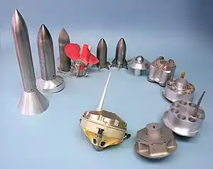 Pénétrateurs de formes variées sur un support.