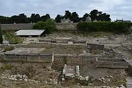 Site de la basilique et ses sarcophages.