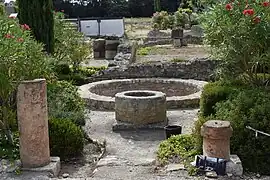 Le jardin avec son puits et son bassin (un vivier).