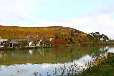 Vue du «&nbsp;Clos des Goisses&nbsp;» depuis la rive sud du canal de la Marne en 2015.
