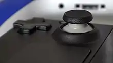 Vue rapprochée du D-pad et sticks analogiques du Steam Deck