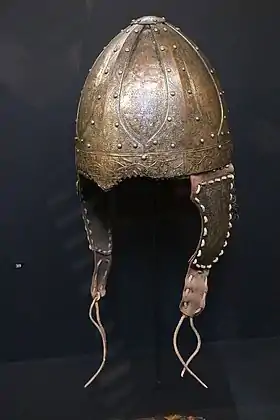 Le casque de Vézeronce exposé en 2017 à Paris lors de l'exposition du musée de Cluny « Les temps mérovingiens ».