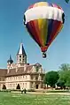 Une montgolfière devant l'abbaye.