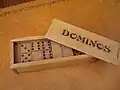 Coffret de jeu de dominos