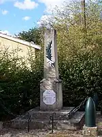 Le monument aux morts face à l'église (sept.&nbsp;2012).