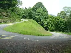 Ascension du col de Péguère par le «&nbsp;mur » en venant du col des Caugnous. La seconde et dernière épingle (1&nbsp;333&nbsp;ou 1&nbsp;334&nbsp;m) à 480&nbsp;m en contrebas du col.