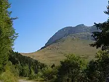 Vue du col des Ayes et de la Dent de Crolles depuis le col du Coq.