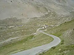 Plus bas la dernière épingle (2&nbsp;171&nbsp;m) de l’ascension à 2,65&nbsp;km du col.