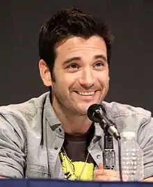 Colin Donnell interprète Dr Connor Rhodes.