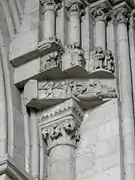 Photographie en couleurs d'un chapiteau à décor composite : végétaux et animaux fantastiques.