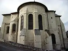 Photographie en couleurs de trois absides d'une église, vues de l'extérieur.