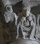 Chapiteau de la nef : des personnages ont été placés au premier rang sous les feuillages