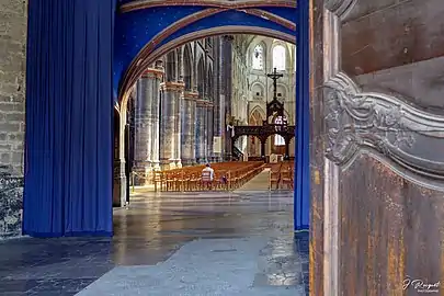 Entrée de la collégiale.