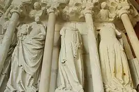 Photographie en couleurs de statues en ronde-bosse décapitées.