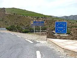 Panneau E36a précédé d'un E39 pour l'entrée en France.