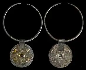 Torque et pendentif en argent (début du xxe&nbsp;siècle), muséum de Toulouse.