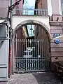 Portail fermant le passage entre les 2 immeubles. Le portail Renaissance est sur la façade latérale de l'immeuble de gauche.