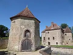 Colombier octogonal du XVIIe&nbsp;siècle et place-forte.