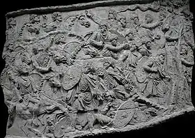 scène oblongue et convexe, représentant un groupe de soldats à cheval poursuivant des fuyards à pied.