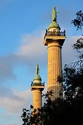 Les deux colonnes et leurs statues.