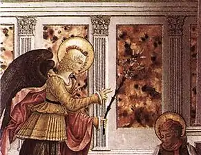 Détail de peinture. Panneaux de marbre coloré sur un mur derrière l'ange.