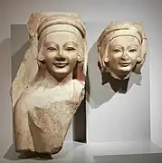 Danseuses, décor de colonne. Art ionien, 550-525 AEC. Marbre, H. max. conservée: 56&nbsp;cm. Temple d'Apollon à Didymes, Asie Mineure. Berlin