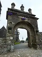 La porte d'entrée de l'enclos paroissial de Commana.