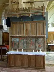 Banc d'œuvre avec un ancien retable et un dais d'autel du XVe&nbsp;siècle.