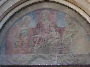 Lunette au-dessus du portail.