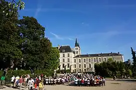 Accueillant un concert de l'Harmonie du 3e canton avec le musée et l'église en arrière plan.