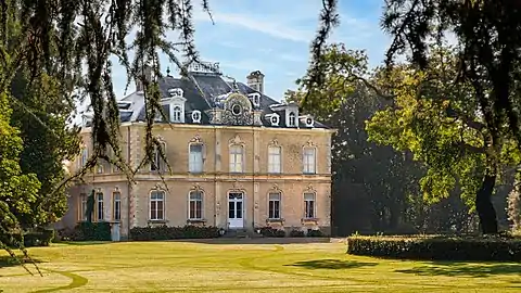 Le château vu de la D 940.