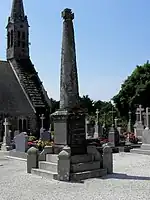 Église Saint-Mélar et monument aux morts.