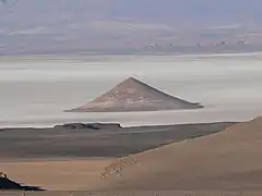 Le cône d'Arita, dans le salar d'Arizaro, un monument naturel d'Argentine.