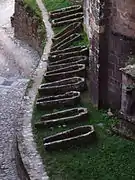 Sarcophages près de l'édifice.
