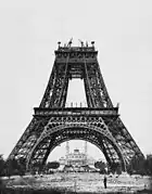 Construction de la tour Eiffel. Photographie par Durandelle, fonds Chevojon