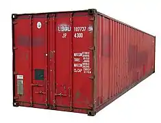 Un container indiquant une tare de 8&nbsp;510&nbsp;lb soit 3&nbsp;860&nbsp;kg.