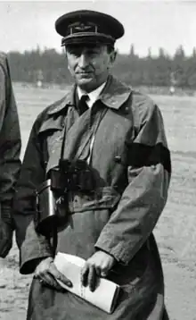 Photographie d'un homme en uniforme.