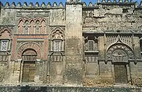 Mur extérieur - À gauche, la Puerta del Espíritu Santo - À droite, la Puerta de San Pedro (5e et 6e&nbsp;portes du mur Ouest).