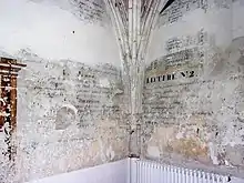 Photographie en couleurs de textes peints sur des murs.